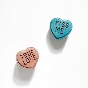 2Pc KISS ME TRUE LOVE CONVERSATION HEARTS CONCRETE Paperweight/Decor Valentine